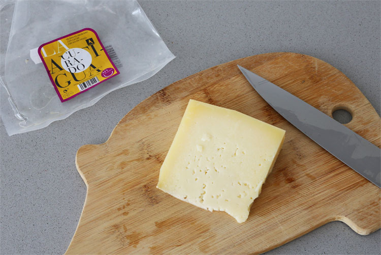 Cortar el queso curado
