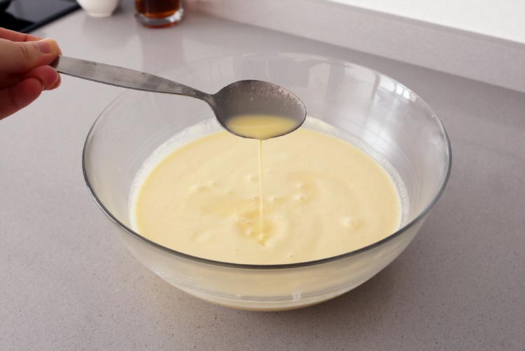 Смешайте ингредиенты, чтобы приготовить флан из вяленого сыра.
