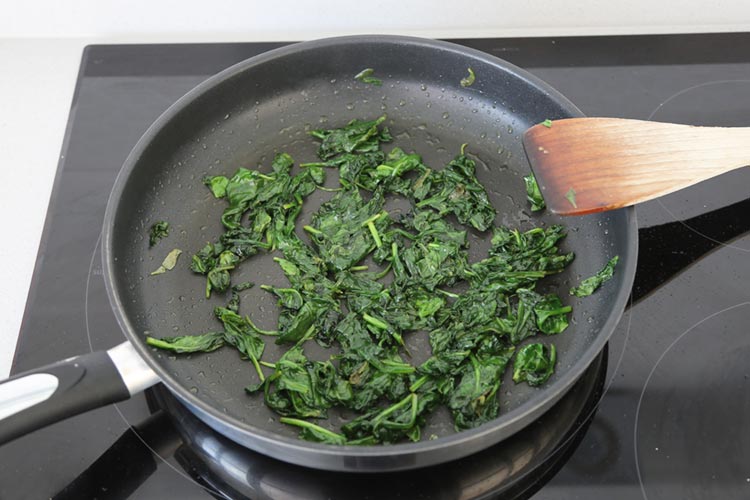 Espinacas salteadas en una sartén con un poco de aceite