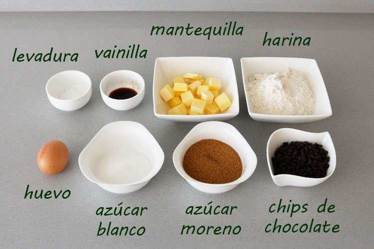 Ingredientes para hacer cookies con gotas de chocolate