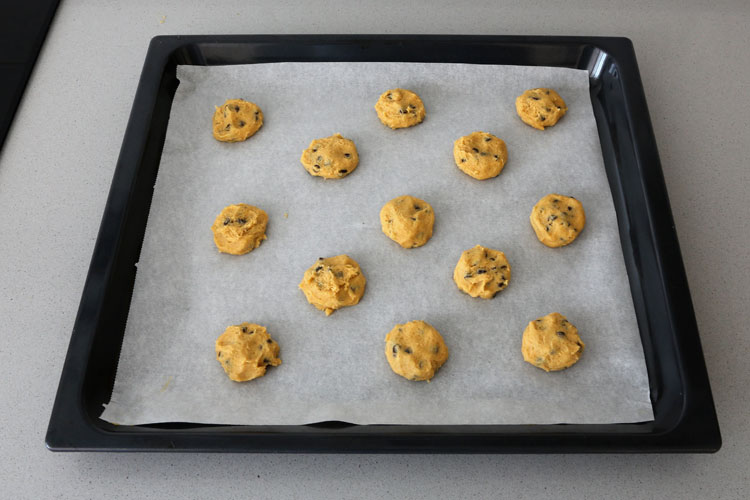 Hacer montoncitos con la masa de cookies