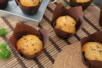 Muffins de queso viejo y tomate seco