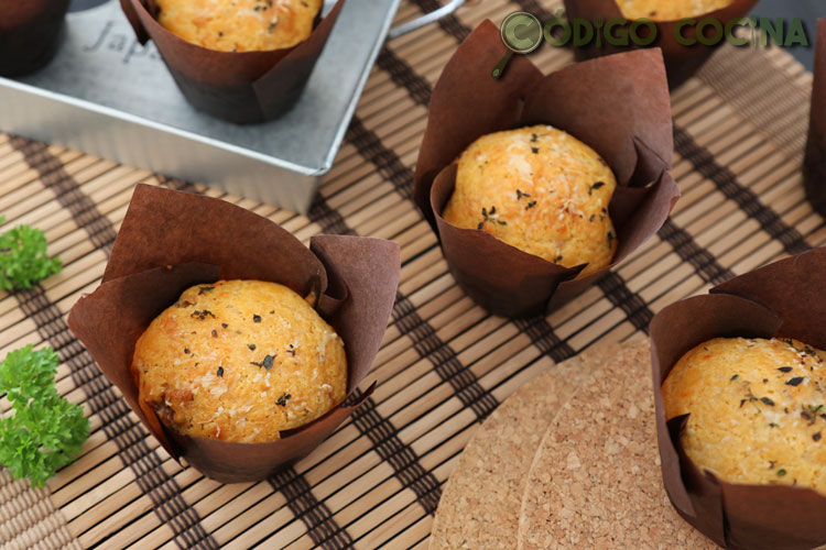 Muffins de queso viejo y tomate seco