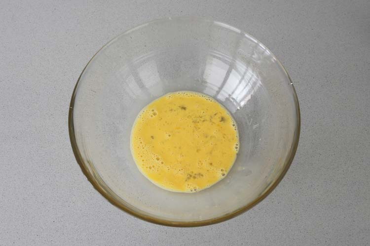 Batir el huevo con el zumo de limón