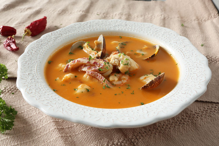 Cómo hacer sopa de pescado para Navidad