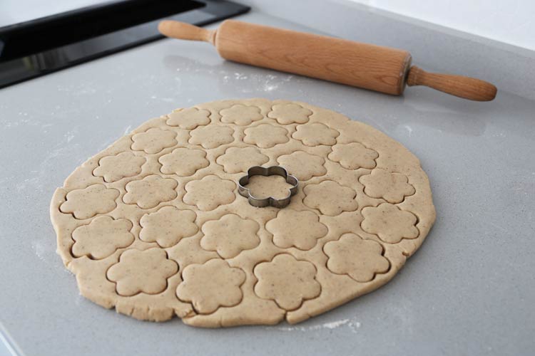 Estirar la masa de los polvorones con un rodillo