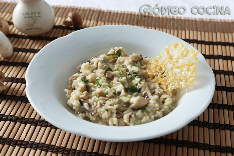 Risotto de setas con crujiente de parmesano