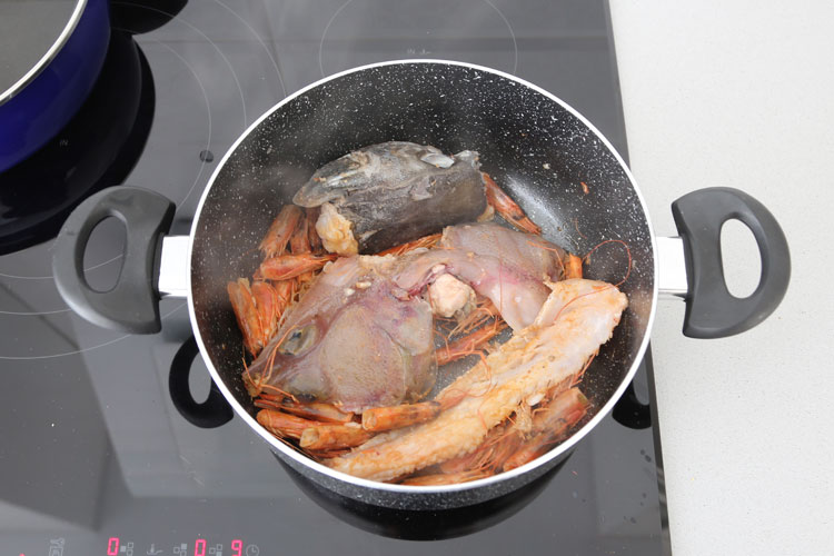 Saltear las cabezas de pescado, las espinas y las cabezas de gamba