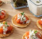Blinis de salmón con salsa tártara