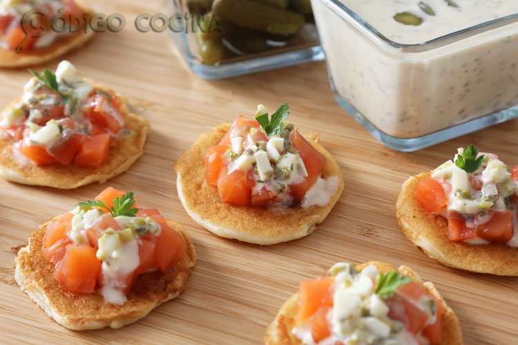 Blinis de salmón con salsa tártara