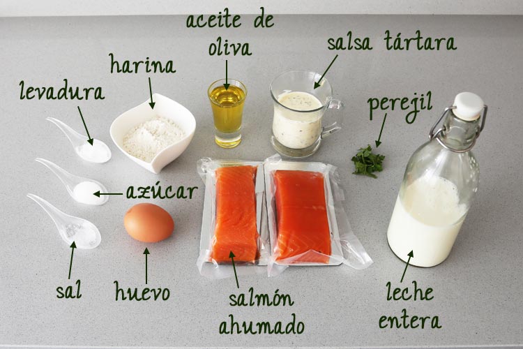 Ingredientes para hacer blinis de salmón y salsa tártara