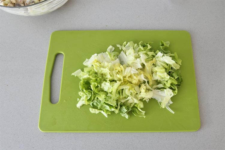 Lechuga lavada y troceada sobre una tabla