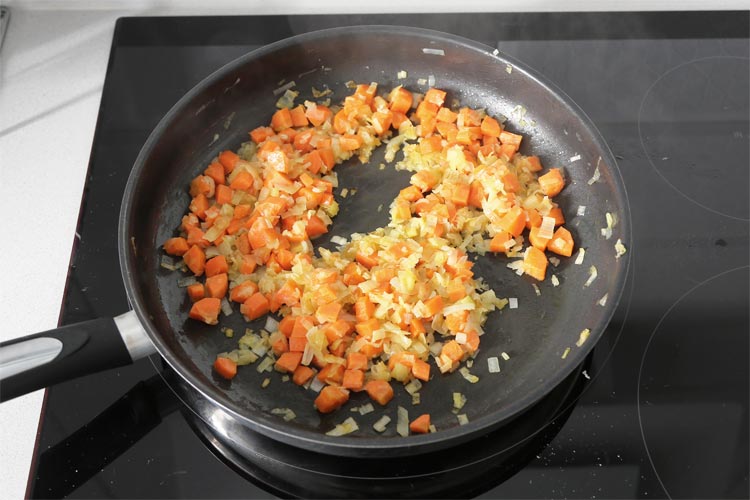 Pochar la cebolla, el puerro y la zanahoria
