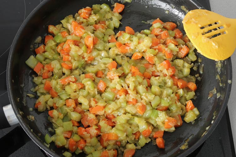 Pochar bien todas las verduras hasta que estén tiernas