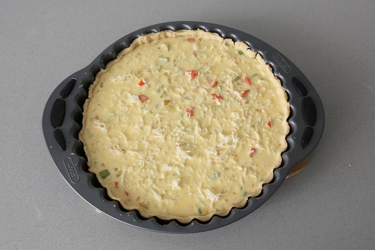 Repartir el queso por encima de la quiche