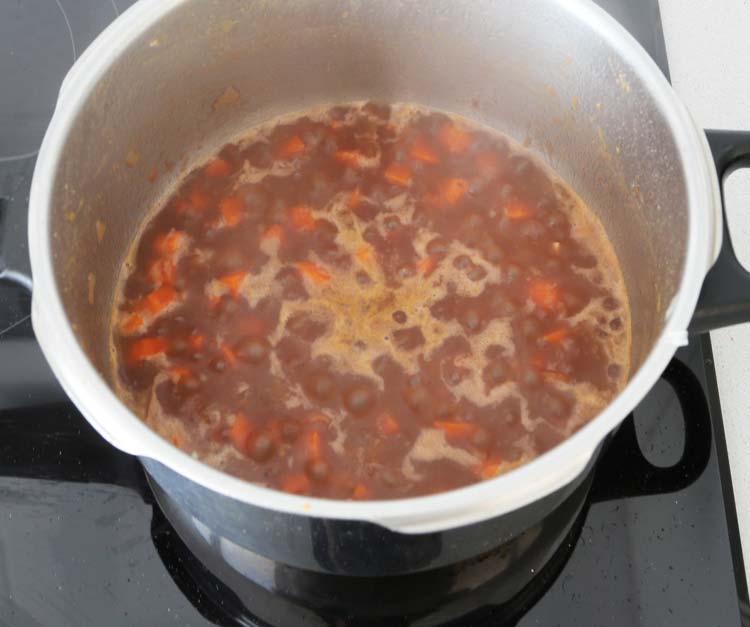 Añadir el vino y el caldo de carne