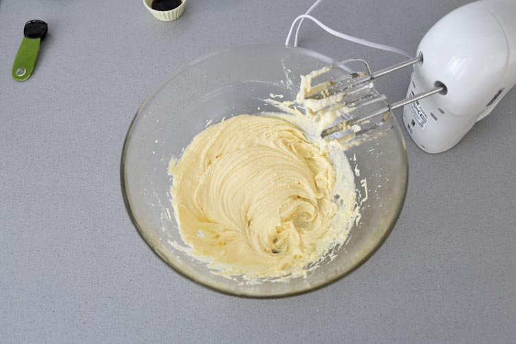 Batir la mantequilla, el azúcar y el huevo
