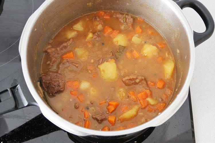 Incorporar las patatas a la carne guisada