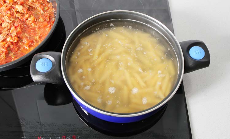 Cocer la pasta en abundante agua con sal