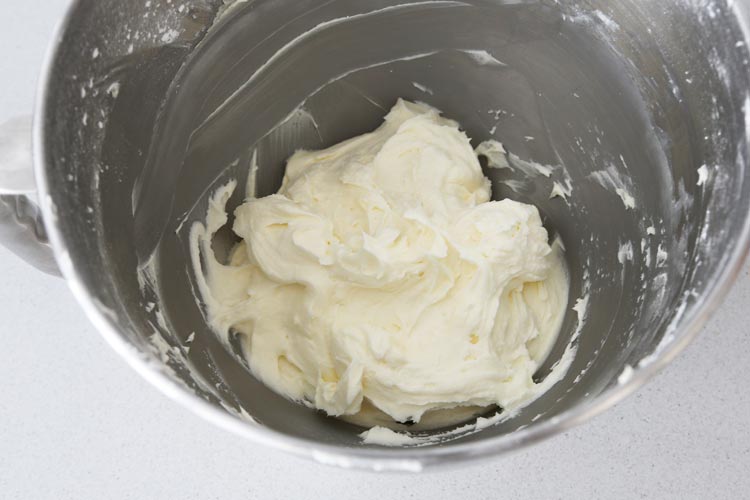 Añadir el queso crema frío