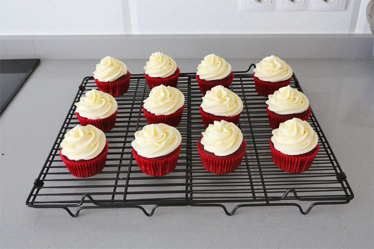 Cupcakes red velvet decorados con crema de queso