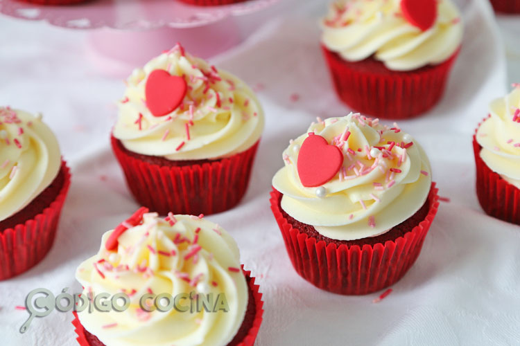 Cupcakes de red velvet rellenos de queso crema