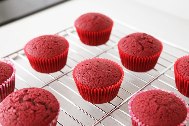 Hornear los cupcakes red velvet