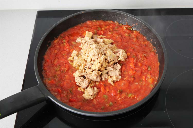 Incorporar el atún a la salsa de tomate