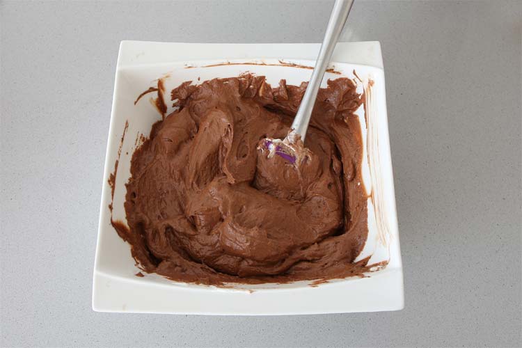 Смешайте сливки с темным шоколадом и гидратированным желатином до получения мусса.
