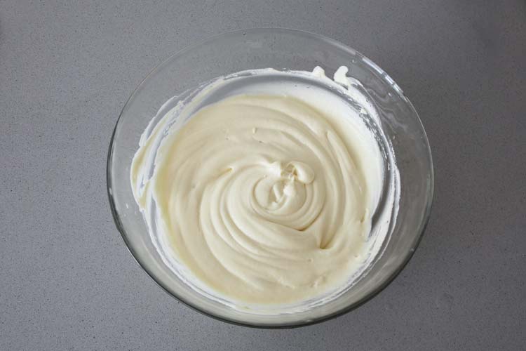 Mezclar la nata con el chocolate blanco y la gelatina hidratada hasta obtener una mousse