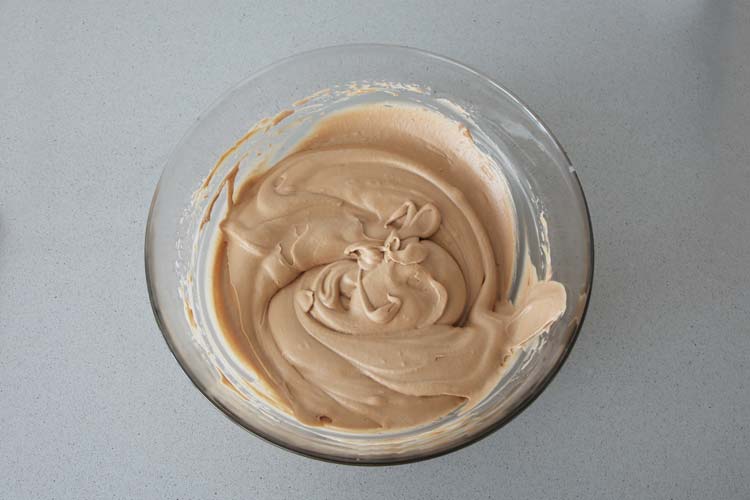 Mezclar la nata con el chocolate con leche y la gelatina hidratada hasta obtener una mousse