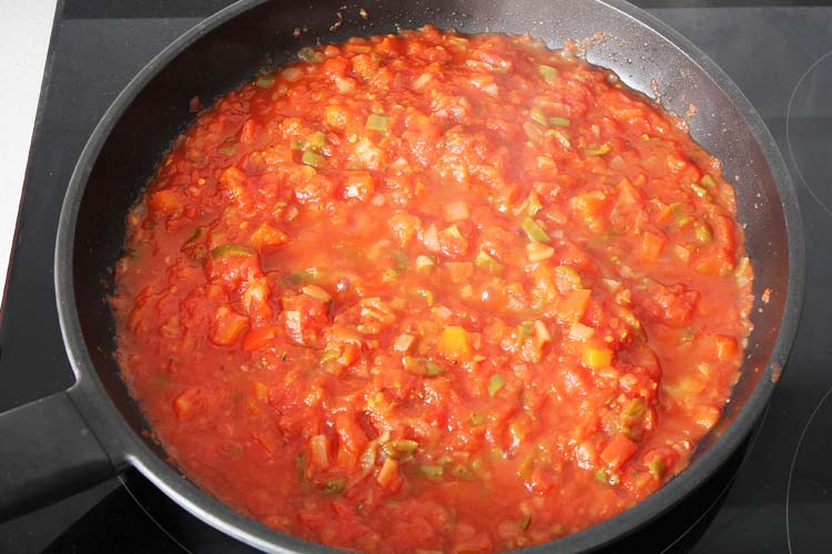 Añadir el tomate triturado y el orégano