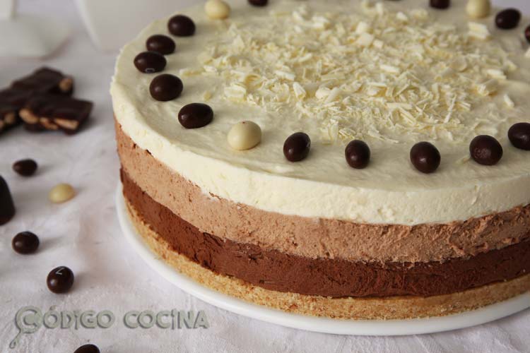 Tarta mousse de tres chocolates