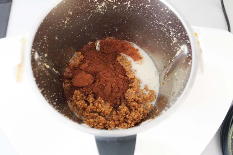 Añadir la bebida de almendras, el cacao y la pizca de sal