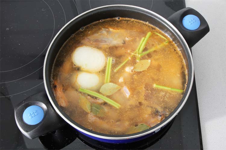 Poner a cocer todos los ingredientes del caldo de pescado