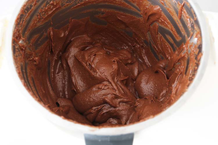 Triturar la crema de chocolate saludable y vegana