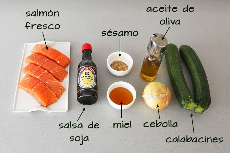 Ingredientes para hacer salmón con salsa de soja y miel