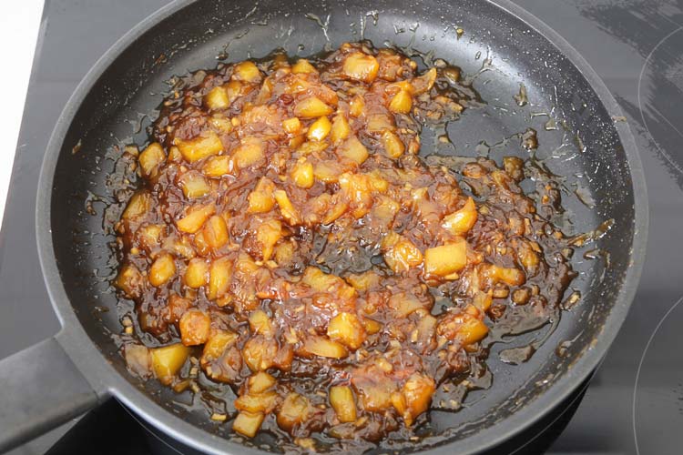 Reducir el chutney de mango