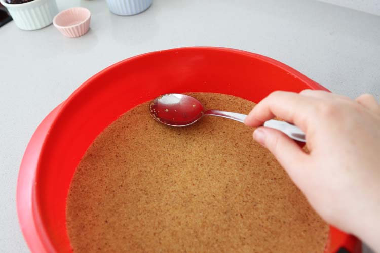 Compactar la base del cheesecake