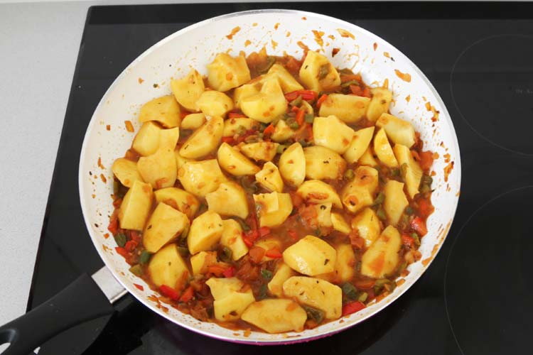 Patatas añadidas al sofrito de verduras