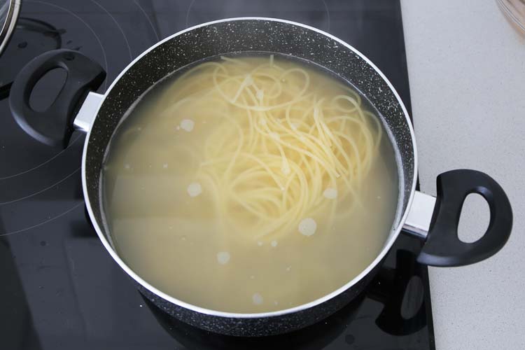 Cocer los espaguetis en abundante agua con sal