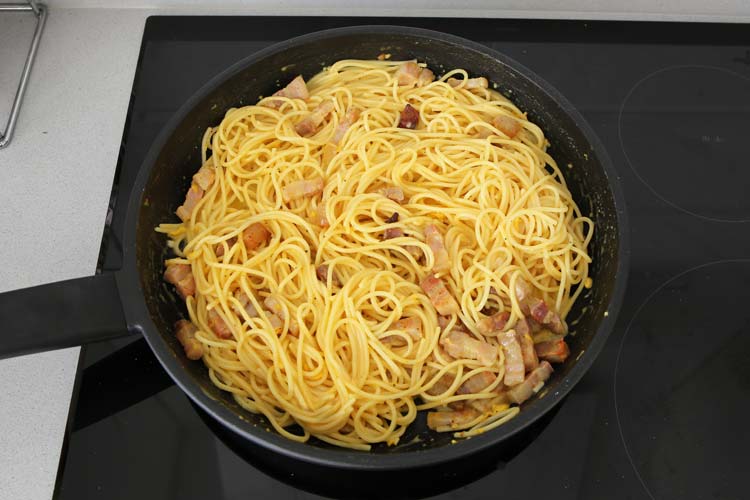 Pasta carbonara con huevo