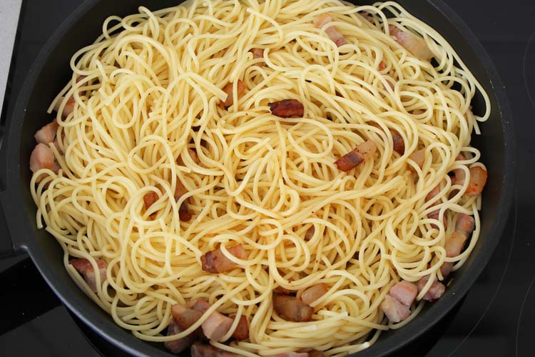 Mezclar la pasta con la panceta o el guanciale