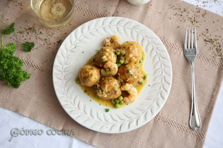 Albóndigas de pescado en salsa verde