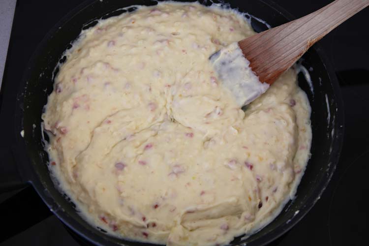 Añadir el jamón picado y el queso rallado
