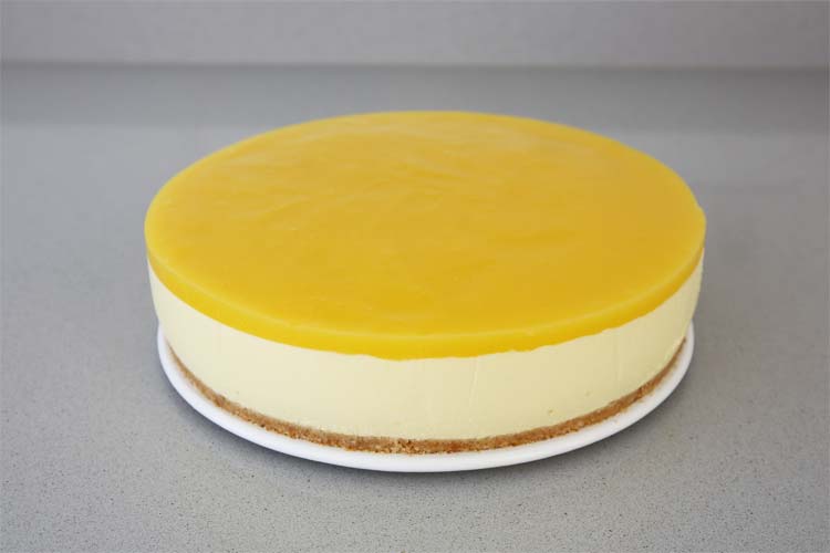 Desmolda con cuidado la cheesecake de mango