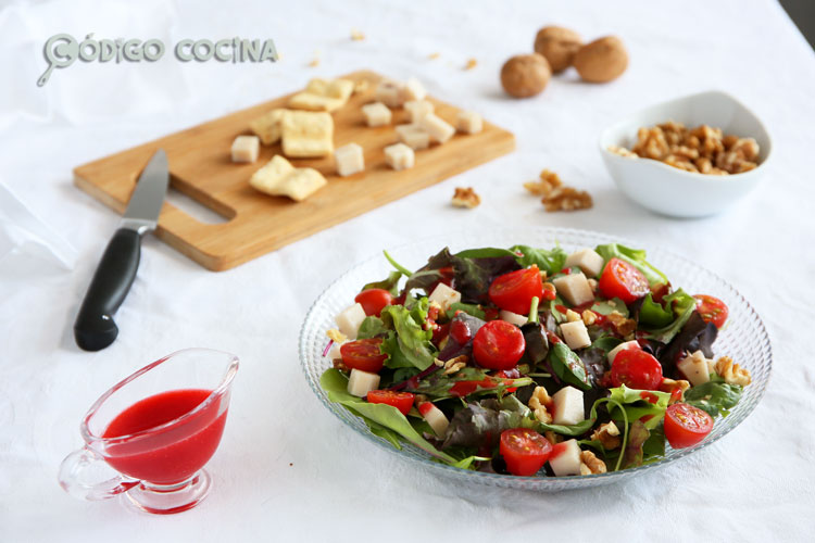 Ensalada con queso, nueces y vinagreta de frutos rojos