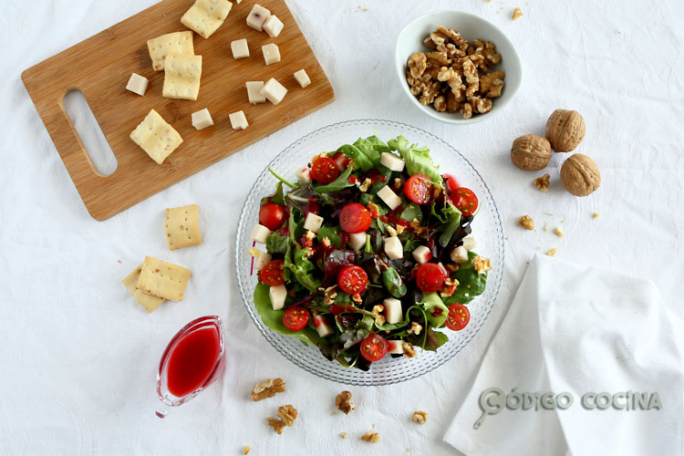 Ensalada con vinagreta de frutos rojos