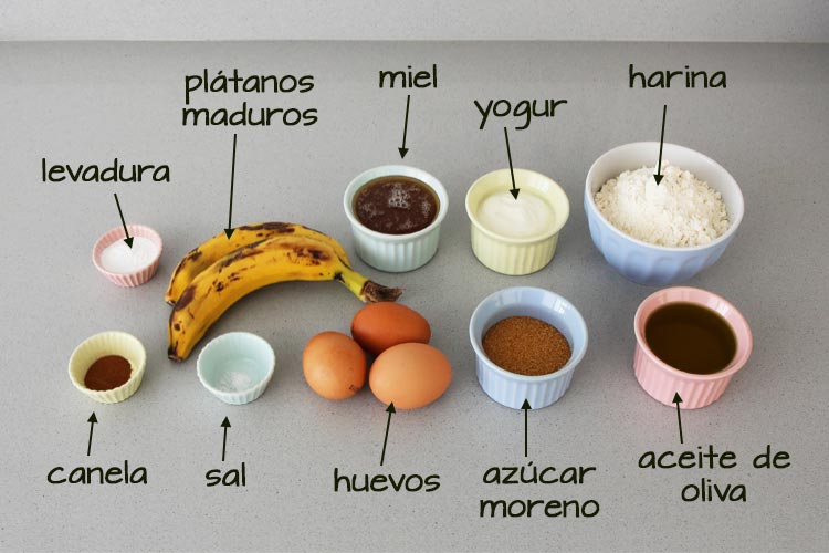 Ingredientes para hacer bizcocho de yogur, plátanos y miel