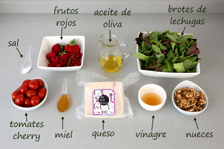 Ingredientes para hacer la ensalada de queso, nueces y vinagreta de frutos rojos